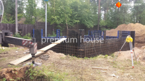 Армирование стен цокольного этажа и установка опалубки - 9