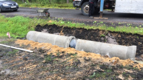 Устройство вьезда на участок. Укладка трубы ж.б. - 7