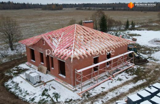 Одноэтажный с вальмовой кровлей