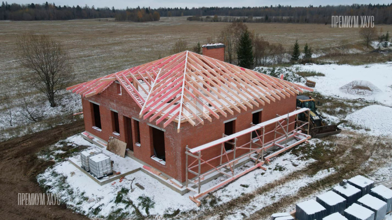 Одноэтажный с вальмовой кровлей
