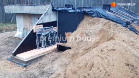 Дом с земляной кровлей, выравнивание земляного слоя