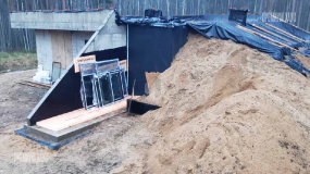 Дом с земляной кровлей, выравнивание земляного слоя