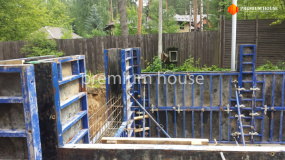 Армирование стен цокольного этажа и установка опалубки - 10