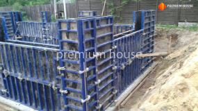 Армирование стен цокольного этажа и установка опалубки - 12