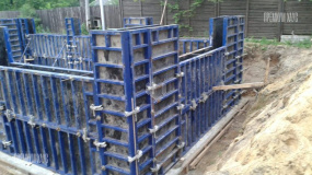 Армирование стен цокольного этажа и установка опалубки - 12